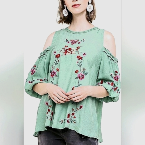 Umgee Tops - UMGEE Floral Rose Embroidered Cold Shoulder Short Puff Sleeve Top EUC